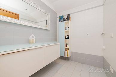 Mobile bagno sospeso moderno con top in vetro