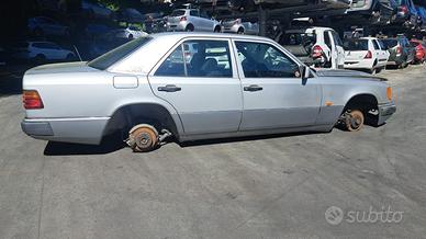 MERCEDES CLASSE E 1993 SOLO PER RICAMBI