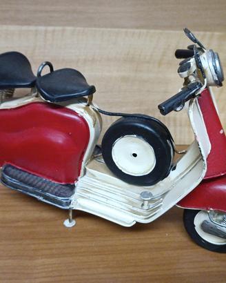 Lambretta in latta 30cm recente