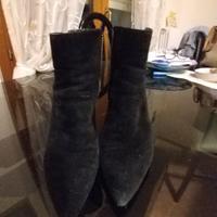 Scarpe modello tronchetto scamosciato  