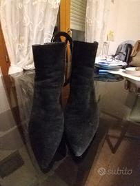 Scarpe modello tronchetto scamosciato  