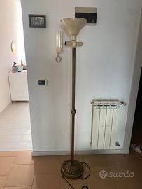 Lampada a piantana in ferro battuto