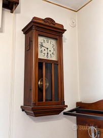 Orologio a pendolo da parete antico in legno
