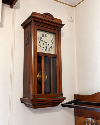 Orologio a pendolo da parete antico in legno