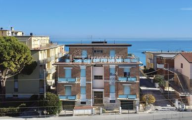 ATTICO CON AMPIO TERRAZZO VISTA MARE VICINO LA SPI