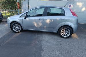 Auto  bella, interni ed esterni curati