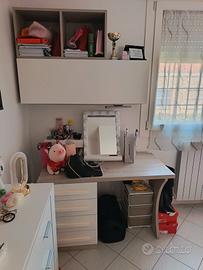 Scrivania ampia con 4 cassetti capienti 