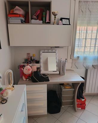 Scrivania ampia con 4 cassetti capienti 