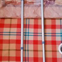 Stampelle regolabili in altezza usate  sei mesi 