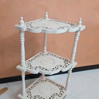 Mobiletto angolare in legno intagliato shabby chic