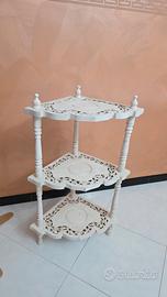 Mobiletto angolare in legno intagliato shabby chic