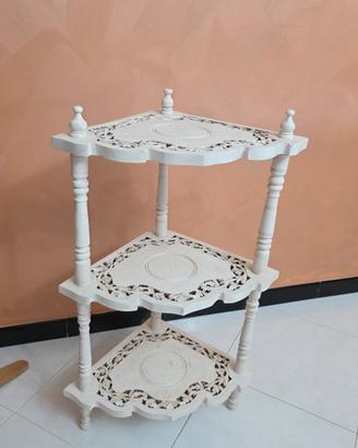 Mobiletto angolare in legno intagliato shabby chic