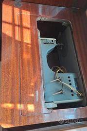 Macchina da cucire vintage Necchi con mobiletto 