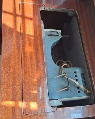 Macchina da cucire vintage Necchi con mobiletto 