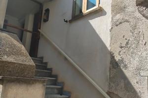 Casa con magazzino e giardino