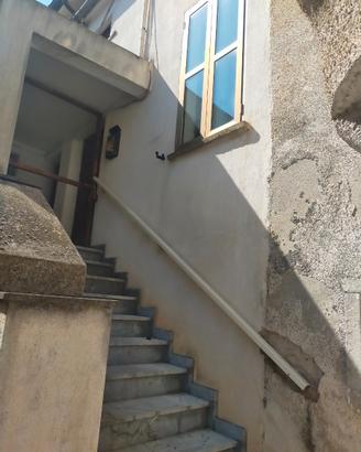 Casa con magazzino e giardino