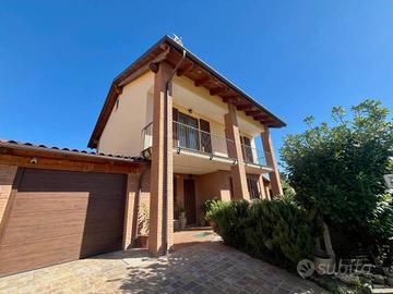 Villa di 239 m² con più di 5 locali e box auto a C