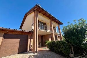 Villa di 239 m² con più di 5 locali e box auto a C