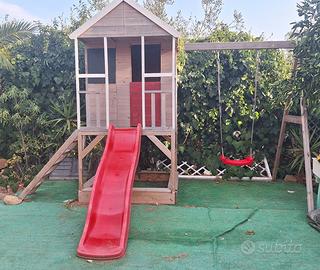 Casetta in legno con scivolo e altalena