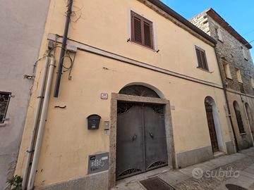 APPARTAMENTO CON LOCALE DEPOSITO CENTRO STORICO