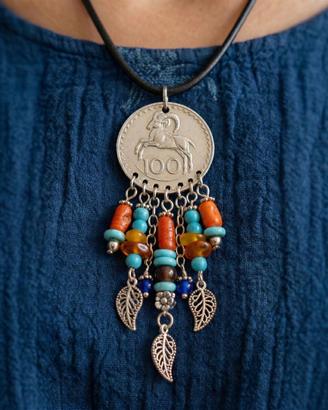 Pendente stile boho/etnico con moneta e pietre