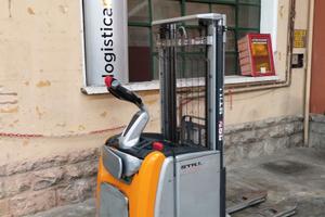 Stoccatore con pedana Still portata 1400 kg.