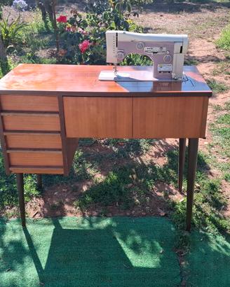 Macchina da cucire Necchi Vintage 