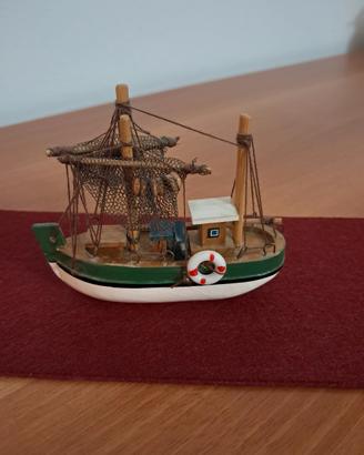 Modellini veliero e barca