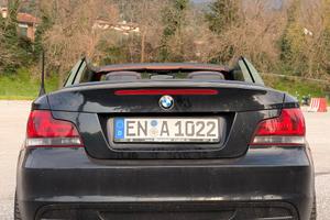 BMW 118i Cabrio – Nero / interni in pelle marrone.