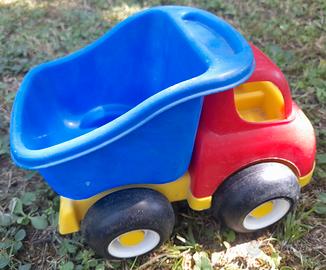 Camioncino giocattolo di plastica