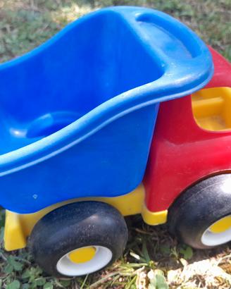 Camioncino giocattolo di plastica
