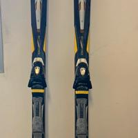 sci con attacchi, racchette e custodia