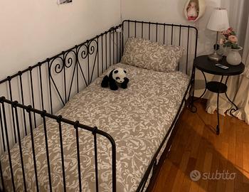 Letto e comodino per camera da letto ragazza