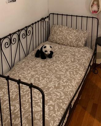 Letto e comodino per camera da letto ragazza