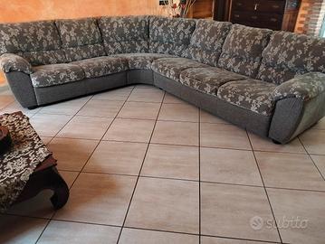 divano angolare in tessuto