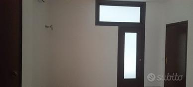 Porta scorrevole più finestra.