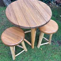 Tavolo in legno con sgabelli da giardino