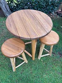 Tavolo in legno con sgabelli da giardino