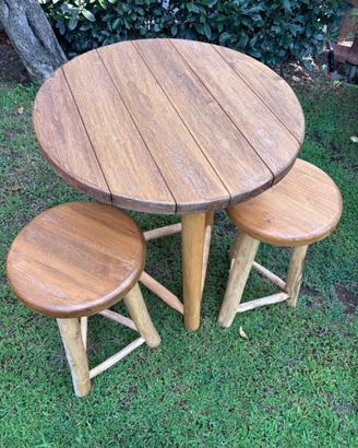 Tavolo in legno con sgabelli da giardino