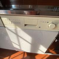 Cucina dotata di elettrodomestici