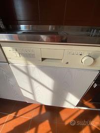 Cucina dotata di elettrodomestici