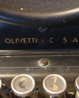 37 - Macchina per scrivere Olivetti M 40