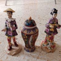 bambole di porcellana con vaso cinese di porcellan