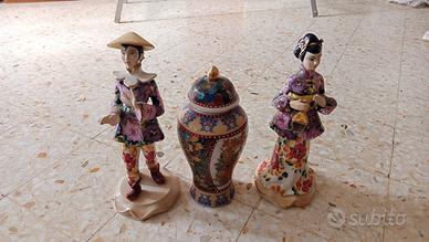 bambole di porcellana con vaso cinese di porcellan
