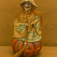 Statuetta Befana con scopa su zucca luminosa a bat