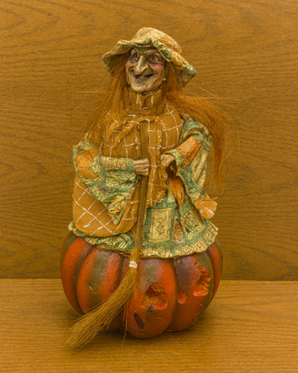 Statuetta Befana con scopa su zucca luminosa a bat