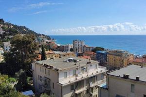 Appartamento con piscina, giardino e posto auto ad
