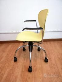 Poltroncina girevole su ruote