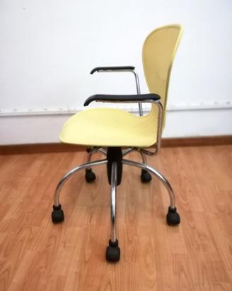 Poltroncina girevole su ruote