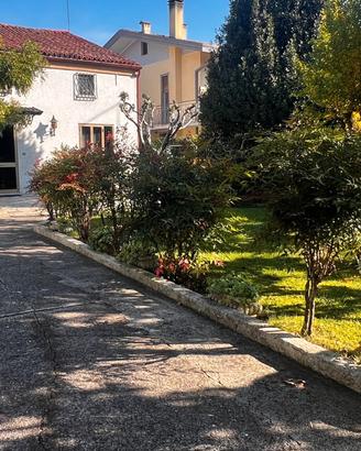 Porzione di ampia metratura con giardino